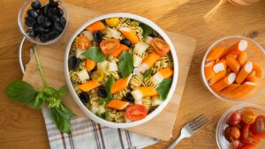 Un ingrediente que solemos tirar por el fregadero es el mejor truco para potenciar la ensalada de pasta