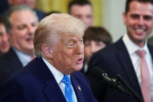 Un juez federal decide que la Administración Trump violó sus órdenes con la deportación de inmigrantes a Sudán del Sur