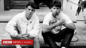 Un juez resentencia a los hermanos Menendez por los asesinatos de sus padres en 1989, allanando el camino hacia su puesta en libertad