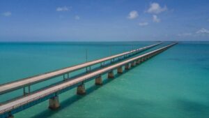 Una autopista flotante de más de 180 kilómetros en Florida permite cruzar el océano en auto