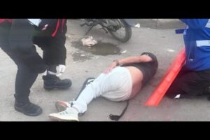 Una mujer en estado de ebriedad se cayó de un taxi y terminó herida, luego de que el conductor se negara a llevarla