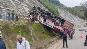 Una persona fallecida y 41 heridas en accidente de bus en vía Pamplona