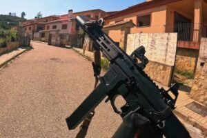 Una urbanización estaba desierta en Valencia tras la burbuja inmobiliaria. Unos genios la han convertido en 'Call of Duty'