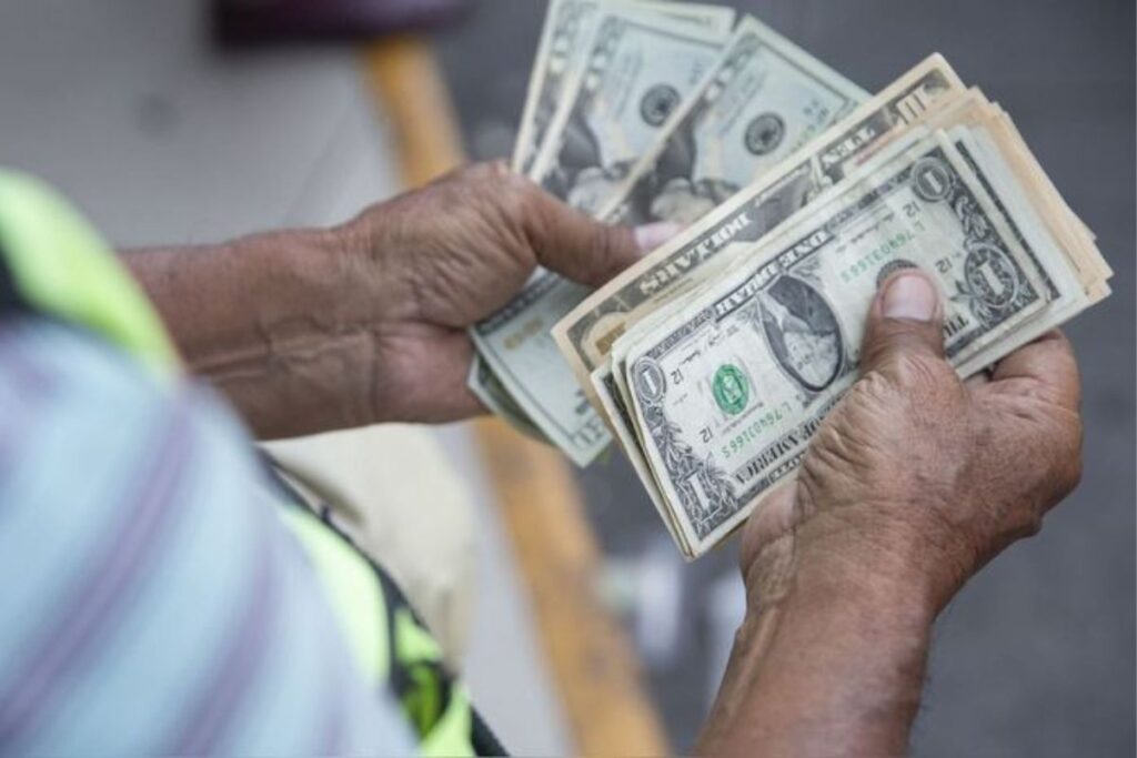 De $100 a $450: La dramática pérdida del valor del dólar en Venezuela