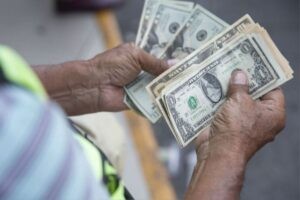 De $100 a $450: La dramática pérdida del valor del dólar en Venezuela
