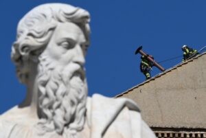 Vaticano se alista para el cónclave: instalan chimenea en Capilla Sixtina