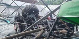 Vehículo cayó de un estacionamiento en Caracas