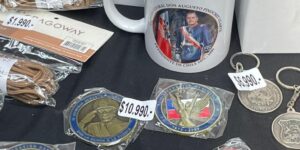 Venta de souvenirs sobre Augusto Pinochet pone en aprietos al Ejército de Chile