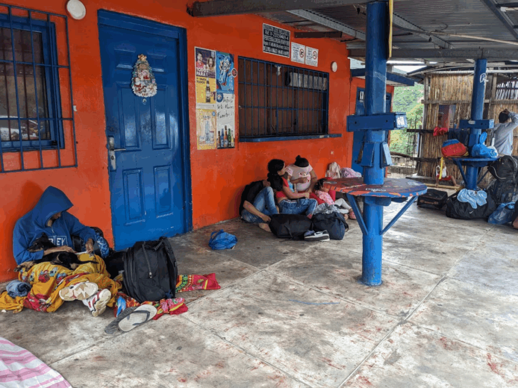 Viajeros varados en Peracal duermen a la intemperie y cocinan a leña – Diario La Nación