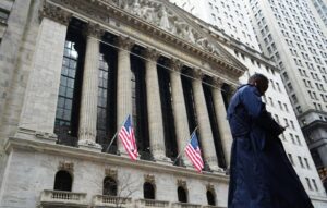 Wall Street cae después de que Trump amenace con aranceles a la Unión Europea y a Apple