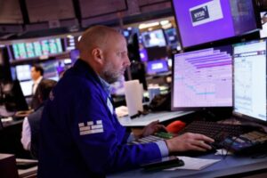 Wall Street cierra con muy leves cambios mientras la inquietud se traslada a los bonos