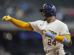 William Contreras produce pese a fractura en el dedo