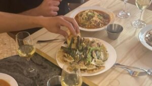 así es La Capa, la casa de comidas de moda en el madrileño barrio de Carabanchel