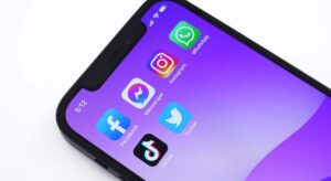 cómo los anuncios falsos de IA en redes están robando tu dinero sin que te des cuenta