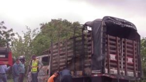 delincuentes armados roban a conductor e incineran su camión