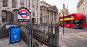 el Banco de Inglaterra recorta los tipos sin conocer el pacto comercial con EEUU