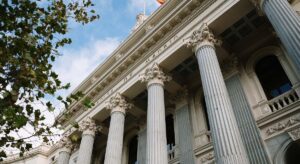 el Ibex cierra la semana sin un rumbo claro y con la banca a la baja