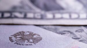 la economía de guerra de Rusia ha convertido al rublo en un bastión