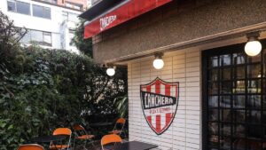 la pizzería argentina que fusiona sabor y fútbol en Bogotá