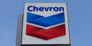 "la presencia de Chevron en Venezuela cumple con todas las leyes y reglamentos aplicables, incluido el marco de sanciones previsto por el gobierno de Estados Unidos"