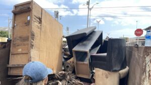 muebles, neveras y colchones entre los desechos
