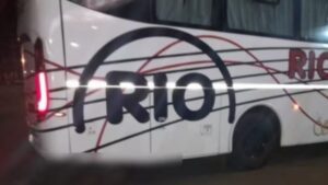 un autobús llegó al terminal con un cadáver colgado en la parte trasera