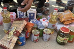 Vista del productos alimenticios durante el reparto de ayuda en la Franja de Gaza