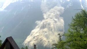 una avalancha de hielo y piedras sepultó a un pueblo tras el colapso de un glaciar