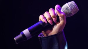 una mujer contrajo una enfermedad incurable en un bar de karaoke tras compartir el micrófono
