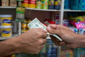 una persona necesita $100 para gastos de alimentación