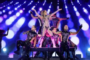 ¡Ay, caramba! El picante beso de Jennifer López con sus bailarines en los American Music Awards (VIDEO)