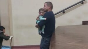 ¡Conmovedor! Profesor le cuidó al bebé a su alumna para que pudiera presentar un examen