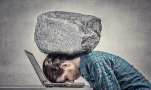 ¿Cuál es la postura más recomendada cuando se tiene dolor de cabeza, Acostado o sentado?
