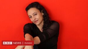 "¿Escudarnos en la infancia nos hace cómplices?": la pregunta con que Lina Meruane reflexiona sobre su niñez en el Chile de Pinochet