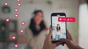 ¿Qué significa 'delulu', 'fomo', ‘ghostear’ y otras palabras virales de TikTok que usan los adolescentes?