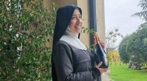 ¿Sor-prendida? Echaron a una monja por ser “demasiado bonita” y estalló la polémica