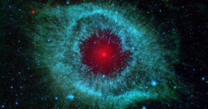 ¿Un mundo en destrucción en el corazón de la nebulosa planetaria de la Hélice?