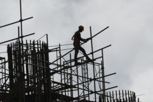 Redadas migratorias en obras amenazan la industria de la construcción en EEUU