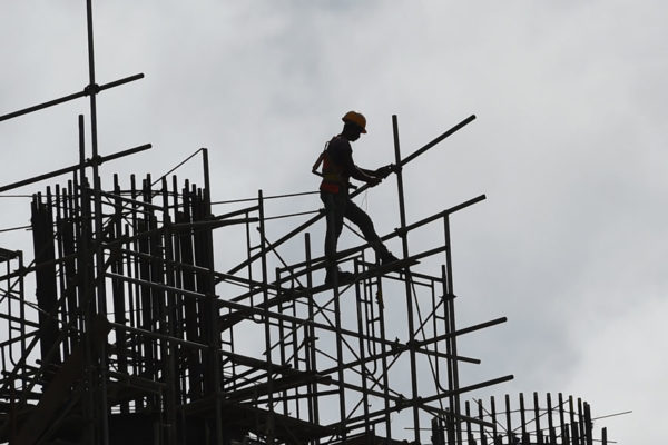 Redadas migratorias en obras amenazan la industria de la construcción en EEUU