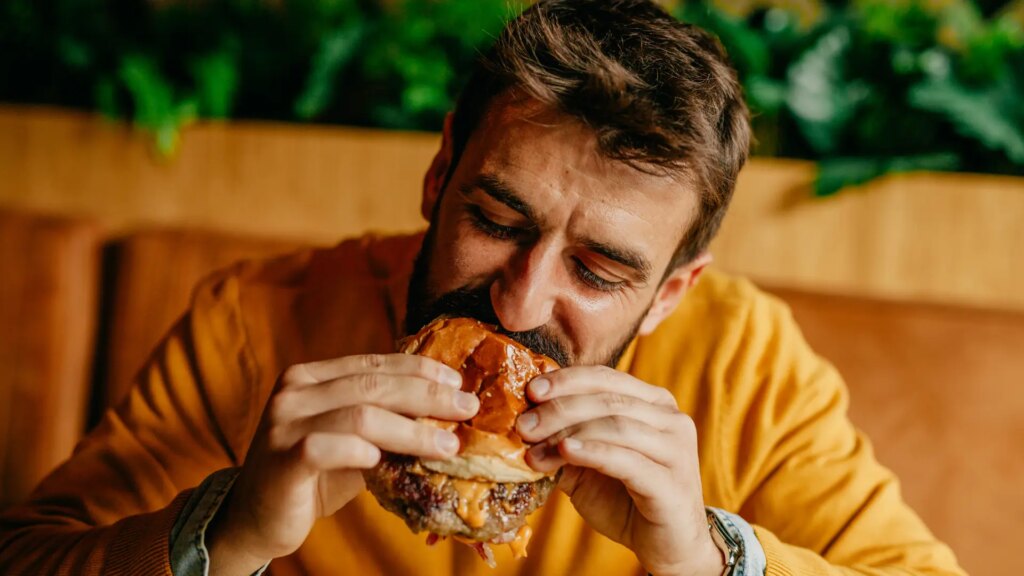 El alimento que los nutricionistas desaconsejan cenar: "Si no lo quemamos, se transforma en grasa"