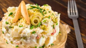 La salsa perfecta para echar a la ensaladilla rusa que es más saludable y sabrosa que la mayonesa
