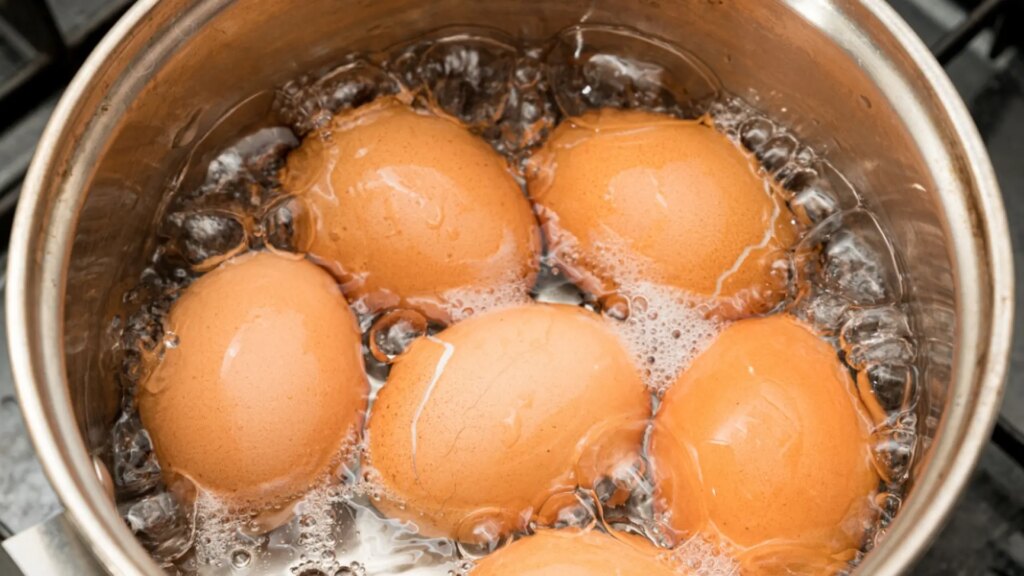 El truco definitivo para pelar los huevos cocidos en dos segundos (y con un utensilio que todos tenemos en la cocina)