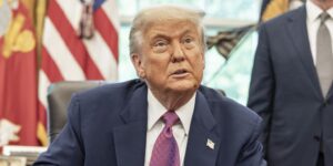 Trump reprocha al gobernador de California que no le dé las gracias por «salvarle el culo»