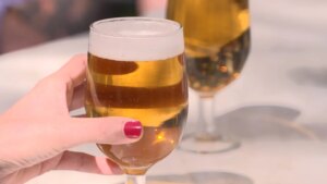El nutricionista Pablo Ojeda aclara si la cerveza 0,0 engorda menos que la normal: "Reduces calorías drásticamente"
