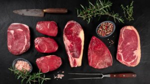 "La carne roja tiene hierro hemo y eso aumenta el riesgo de cáncer"