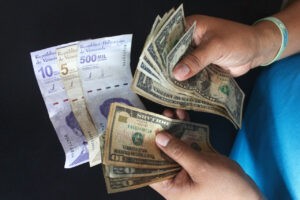 El bolívar cayó un 10% frente al dólar estadounidense en enero