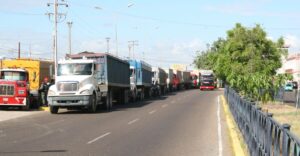 300 vehículos de carga están paralizados en la frontera con Colombia