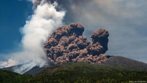 5 datos sobre el volcán más activo de Europa – DW – 03/06/2025