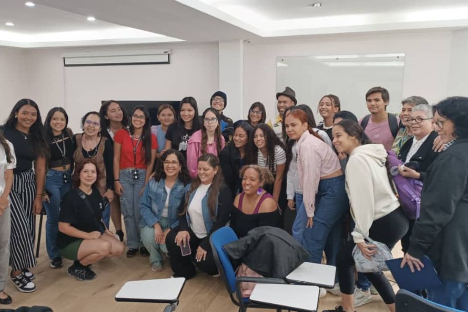 ARI Móvil conmemora el Día del Periodista con conversatorios en la UCV