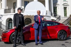 Acciones de Tesla sufrieron fuerte caída tras enfrentamiento entre Elon Musk y Donald Trump